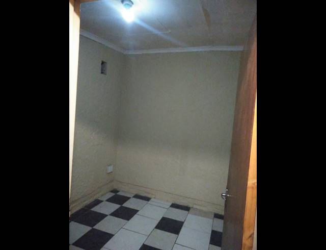 1 bed property to rent in LOMBARDY EAST